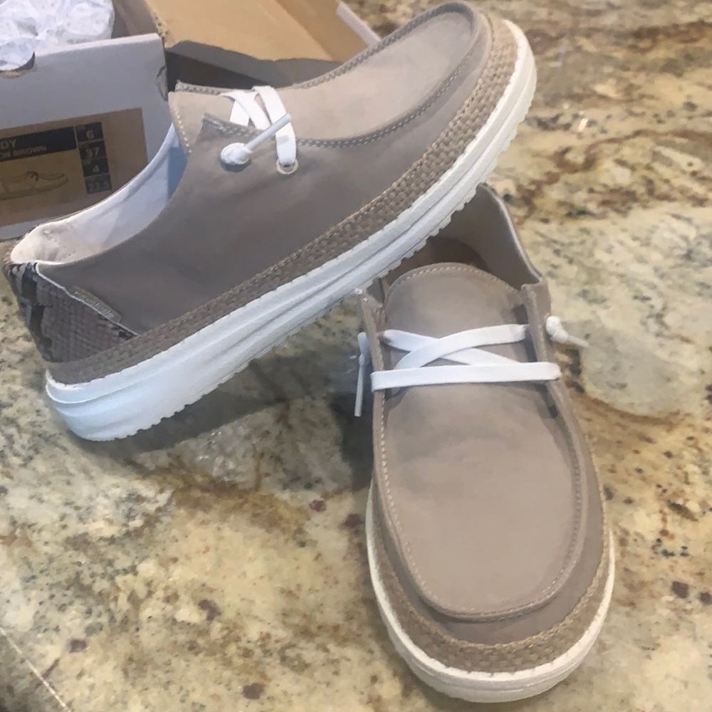 Hey Dude Shoes size 6 women’s